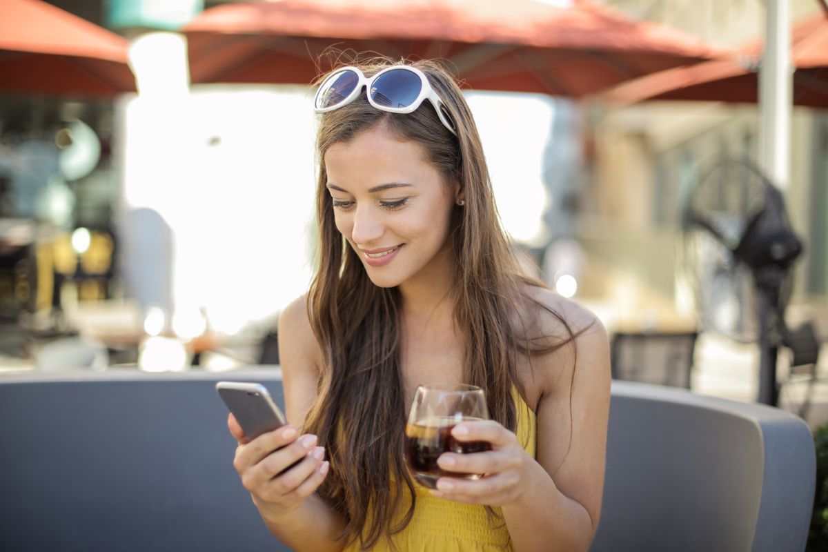 Mlada žena koristi nekoliko aplikacija društvenih mreža na svom telefonu.