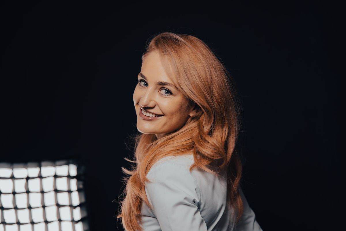 Samouvjerena mlada žena se smiješi, kao prikaz uspjeha kreatorice.