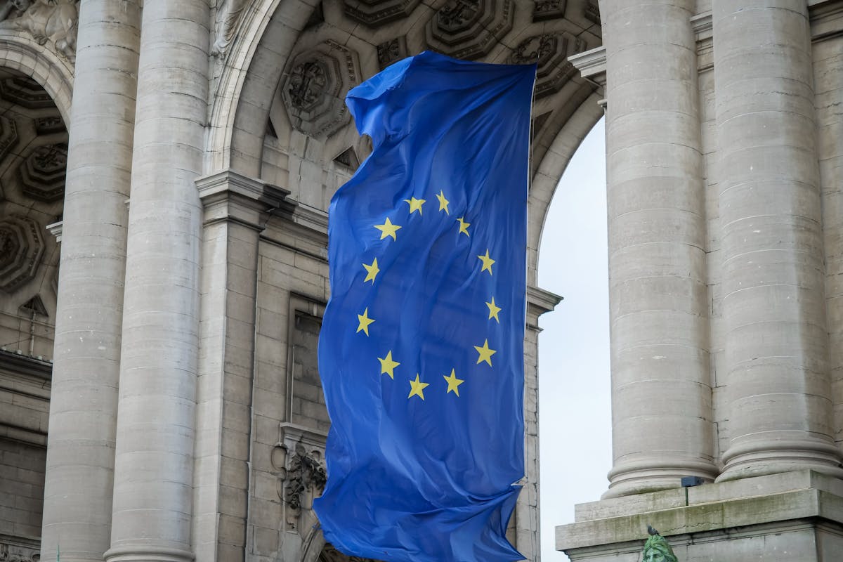 Zastava Europske unije ispred službene zgrade