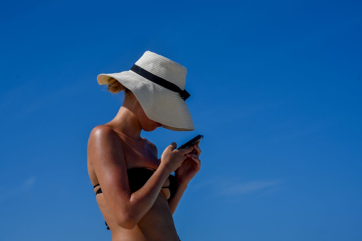 Mlada žena stvara sadržaj za društvene mreže na svom telefonu.