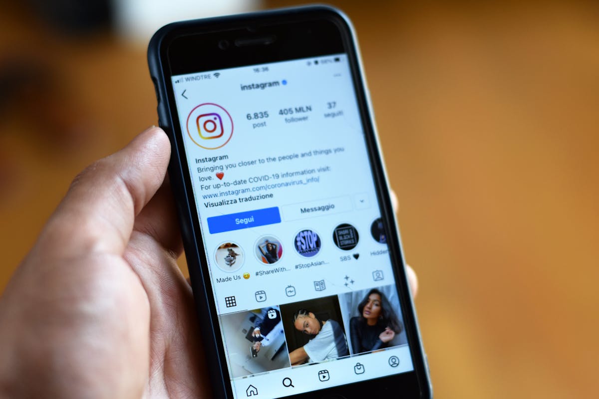 Telefon na kojem se vidi ekran s onemogućenim Instagram računom