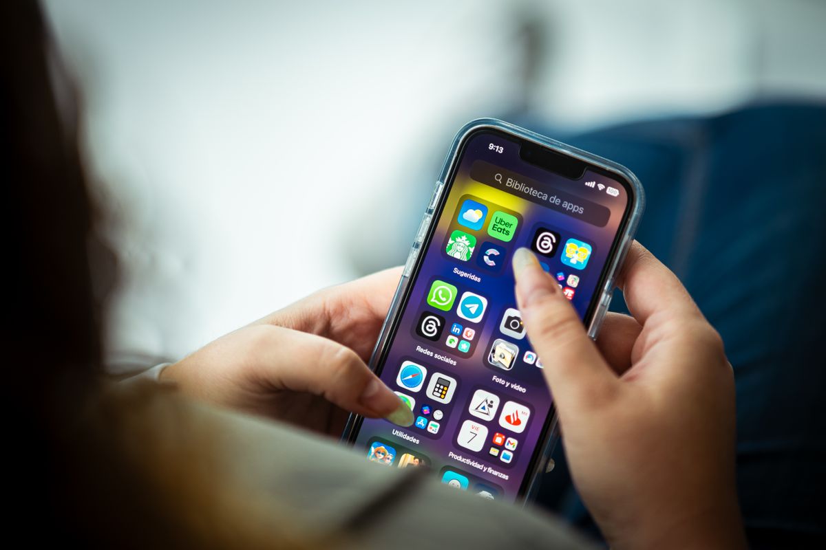 Telefon koji prikazuje urednu odredišnu stranicu za link u biju s nekoliko gumba