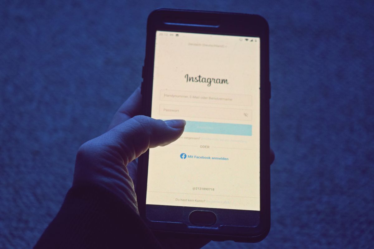 Kreatorica ažurira svoj profil i pregledava fotografije na telefonu