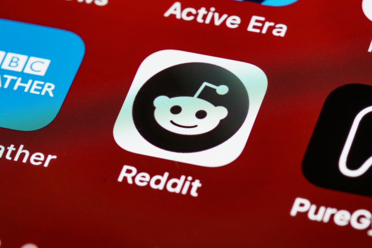 Kreatorica pregledava Reddit zajednice na telefonu kod kuće