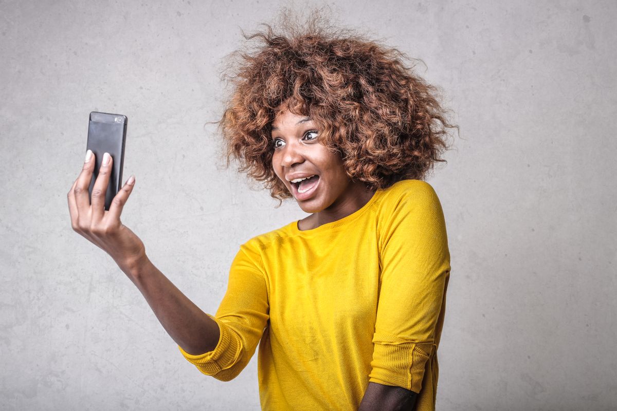 Kreatorica snima ležeran vertikalni video na telefonu za Snapchat