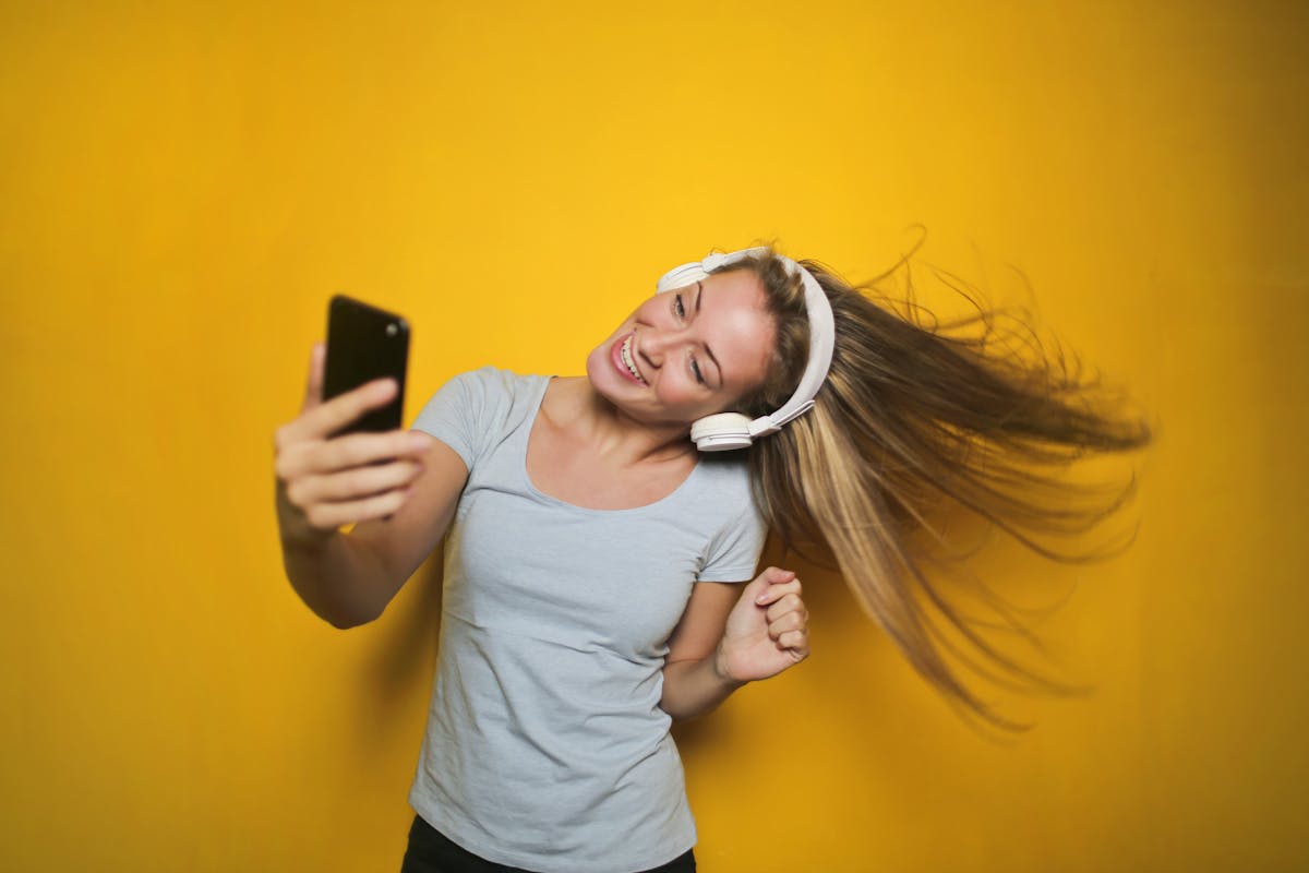 Kreatorica snima kratki safe-for-work videozapis na telefonu za TikTok