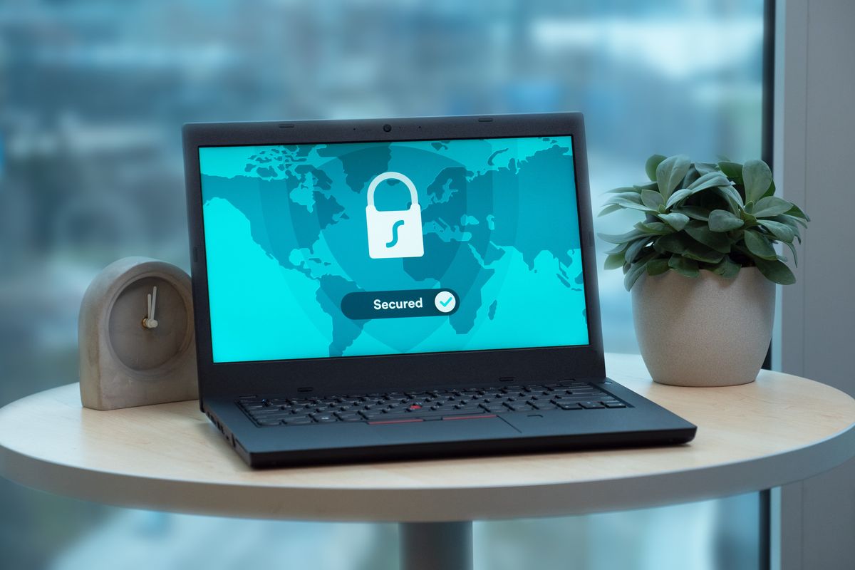Kreatorica na laptopu pregledava mogućnosti zaštite sadržaja